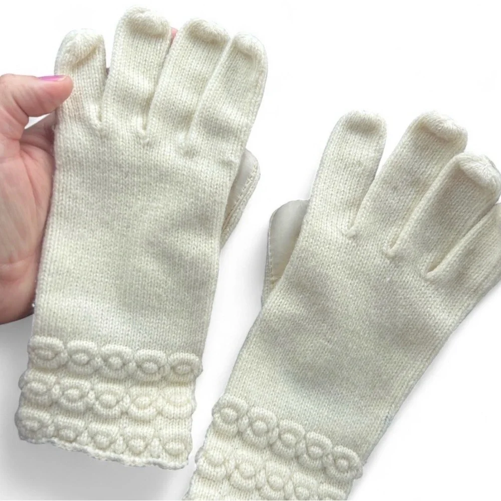 Elegant Cream Knit Gloves